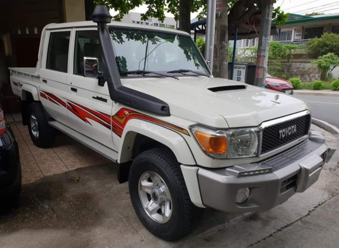 Land cruiser Pickup white 2021