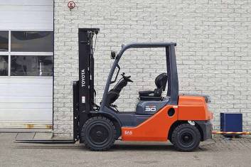 TOYOTA 8FDF30 FORKLIFT