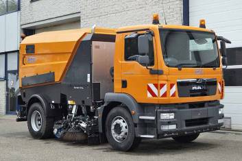 MAN TGM 18.240 4X2 SWEEPER TRUCK L+R