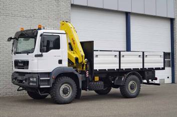 MAN TGM 13.240 BB 4X4 FLATBED TRUCK WITH CRANE