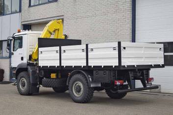 MAN TGM 13.240 BB 4X4 FLATBED TRUCK WITH CRANE