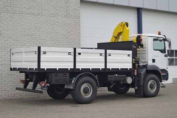 MAN TGM 13.240 BB 4X4 FLATBED TRUCK WITH CRANE