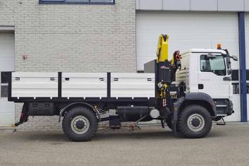 MAN TGM 13.240 BB 4X4 FLATBED TRUCK WITH CRANE