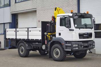 MAN TGM 13.240 BB 4X4 FLATBED TRUCK WITH CRANE