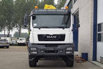 MAN TGM 13.240 BB 4X4 FLATBED TRUCK WITH CRANE
