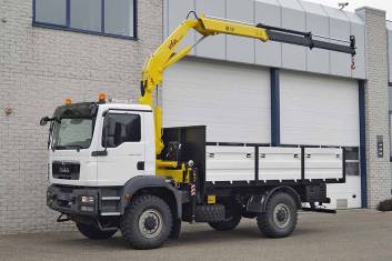 MAN TGM 13.240 BB 4X4 FLATBED TRUCK WITH CRANE