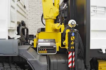 MAN TGM 13.240 BB 4X4 FLATBED TRUCK WITH CRANE
