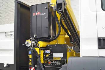 MAN TGM 13.240 BB 4X4 FLATBED TRUCK WITH CRANE