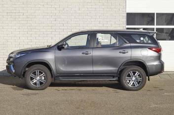TOYOTA Fortuner 2.4L Diesel VX 4X4 SUV