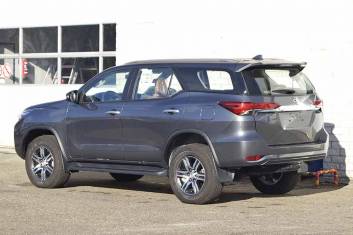 TOYOTA Fortuner 2.4L Diesel VX 4X4 SUV