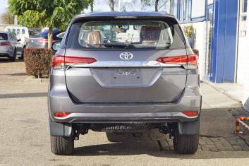 TOYOTA Fortuner 2.4L Diesel VX 4X4 SUV