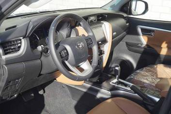 TOYOTA Fortuner 2.4L Diesel VX 4X4 SUV