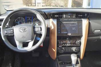 TOYOTA Fortuner 2.4L Diesel VX 4X4 SUV