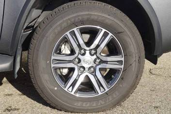 TOYOTA Fortuner 2.4L Diesel VX 4X4 SUV